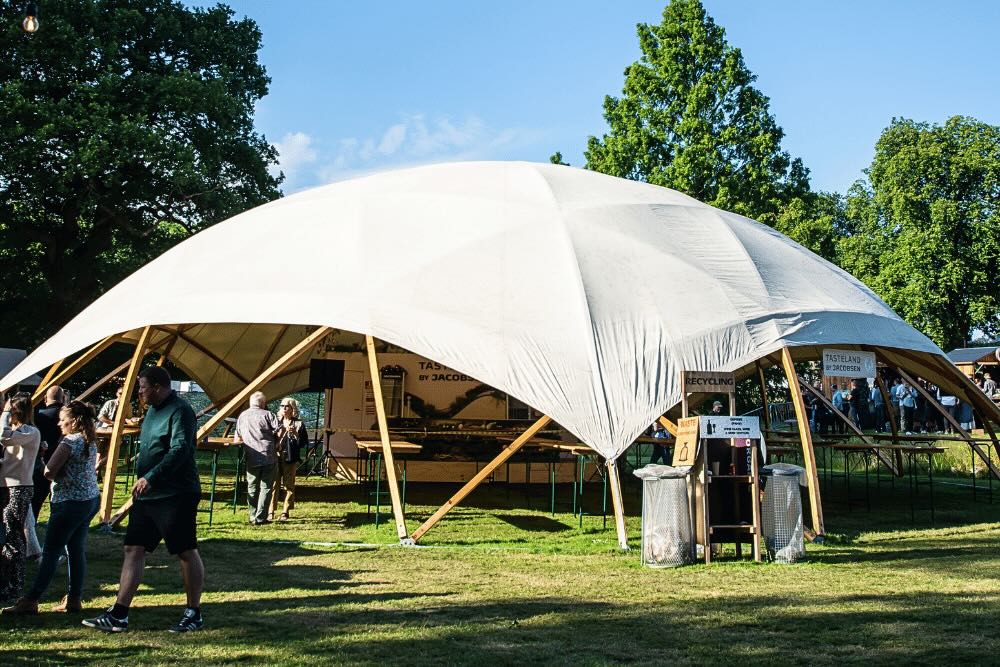 wooden-dome-telt-til-proevesmagning-ved-festival